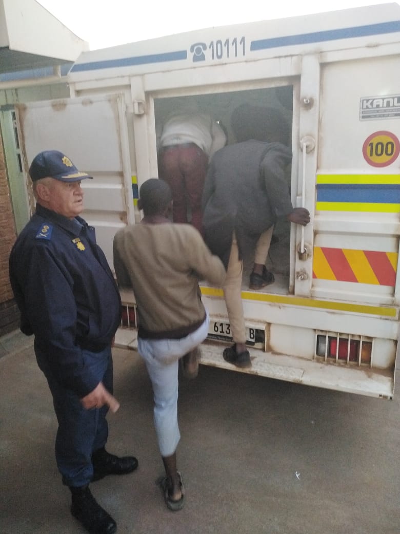 208 ILLEGAL FOREIGNERS, MOSTLY FROM ZIM AND MOZ ARRESTED